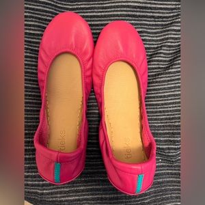 Brand new in box Fuchsia Tieks
